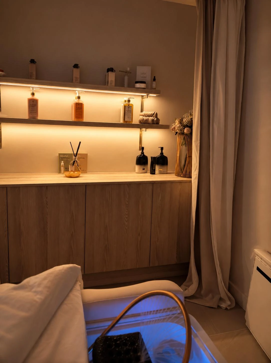 Head spa treatment room featuring a luxury basin, ambient lighting, and specialized scalp care products